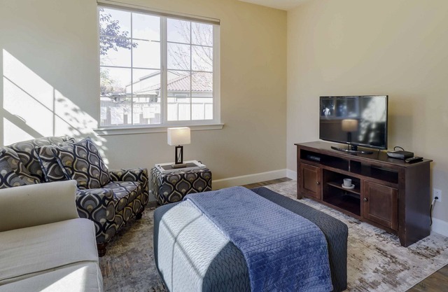 Desirable Reno Apartment: 15 Mi to Ski Slopes!