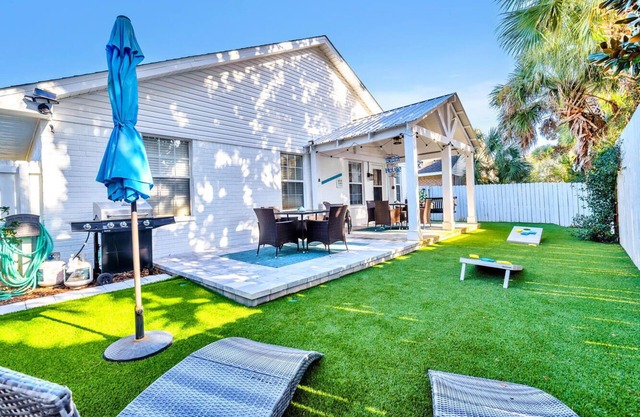 DESTIN BEACH HOUSE. 1 BLOCK TO PRIVATE BEACH ACCESS! BIKES. GOLF CART DEALS.