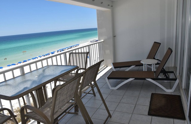 Destin Gulfgate 401 -XLG 2 BR -Sleeps 8 -Beach Front - End Unit