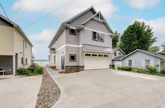 Destination lake, Million dollar house, million-dollar views