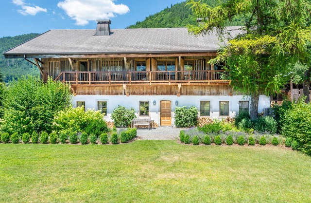 Detached 500m2 Farmhouse with Yoga Studio, Hot Tub and Sauna