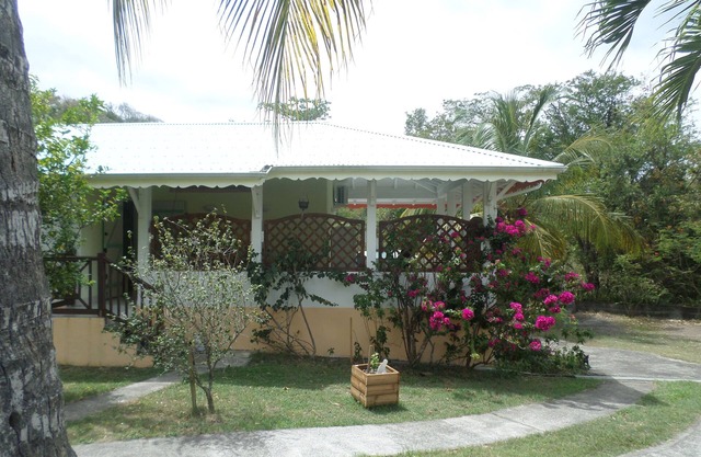 Detached apartment in villa
