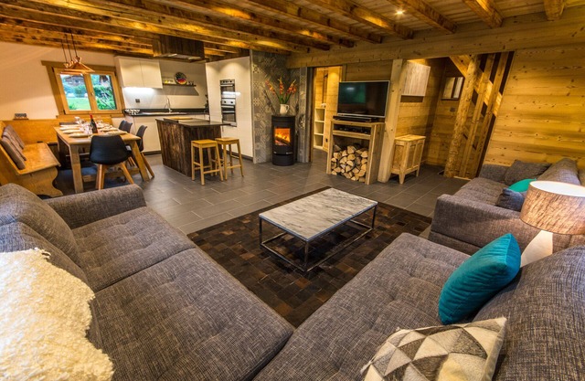 Detached chalet, 4/5 bedrooms, hot tub, sauna, large flat garden, solar panels