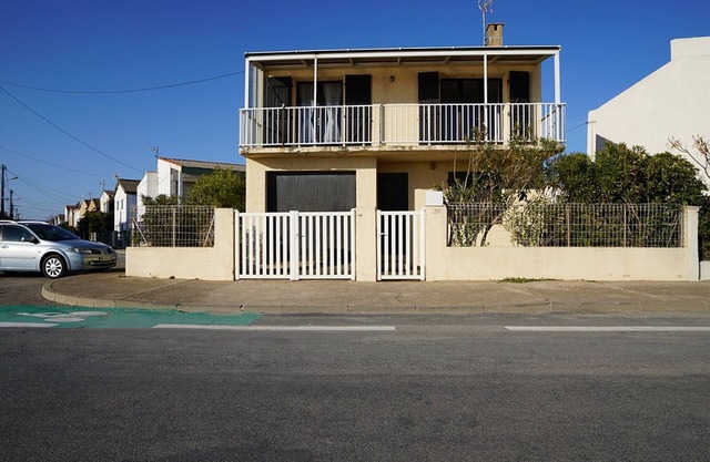 Detached chalet for 6-7 people with BBQ, terrace, parking, pets allowed in Gruissan