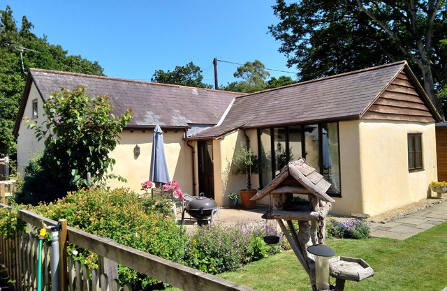 DETACHED COTTAGE 4 STARS. Ensuites. Games Room. Near Moors Valley/New Forest.