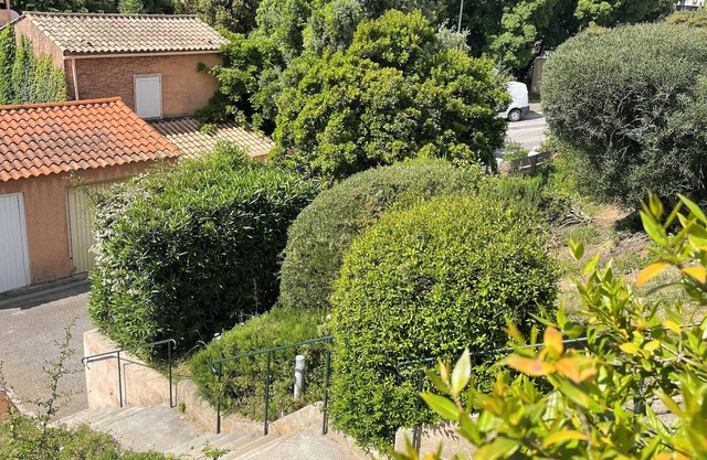 Detached house in quiet neighborhood, hillside views, 10-minute walk to beach.