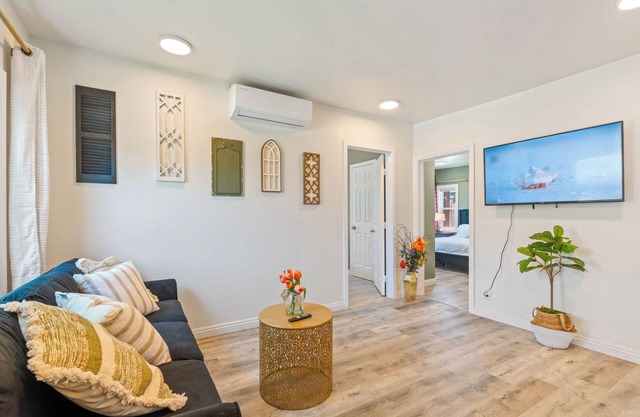 Detached house 2 Bedroom 1 Bathroom Prime & Private location King Bed! 1109n