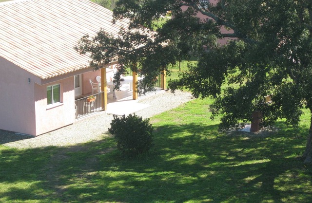 detached house, 5min from the beach, communal swimming pool, garden,