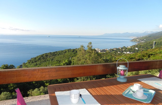 Detached house close to the sea in the heart of the maquis.