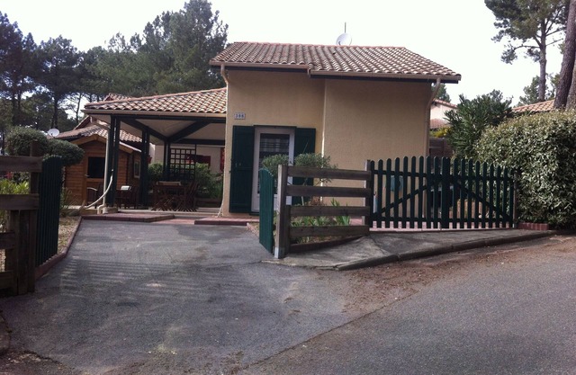Detached house with terrace near the ocean, golf and shops.