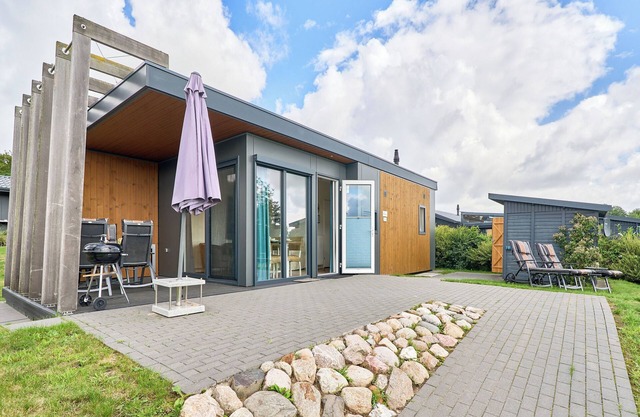 Detached vacation home Victoria by the lake with terrace, WLAN and family-friendly