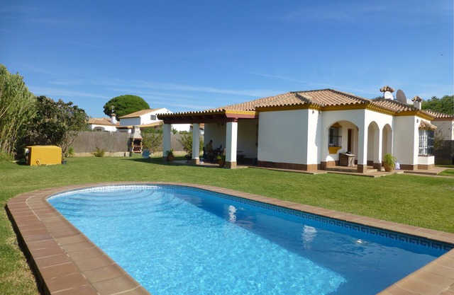 Detached villa, private pool, large garden, 3miles to beach, wifi