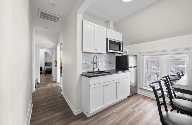 Detroit Escape: 2BR Apartment for 7 w/Wifi
