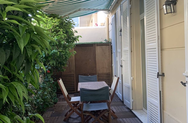 Deux Pièces Meublées Centre de Monaco , en Rez-de-chaussée de Jardin