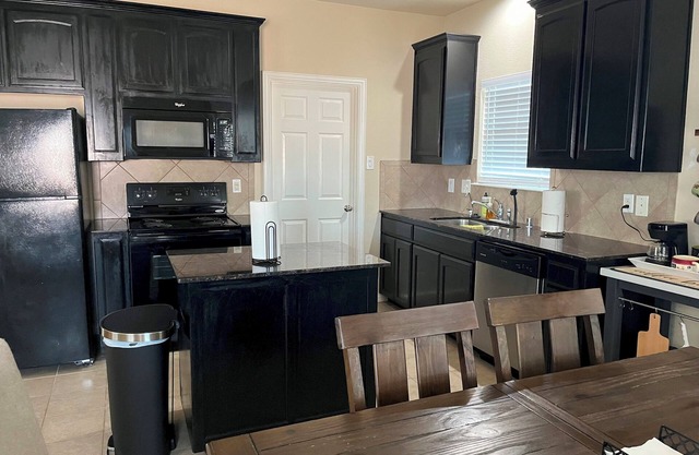 DFW - Room B - One Bedroom Apartment, Sleeps 1