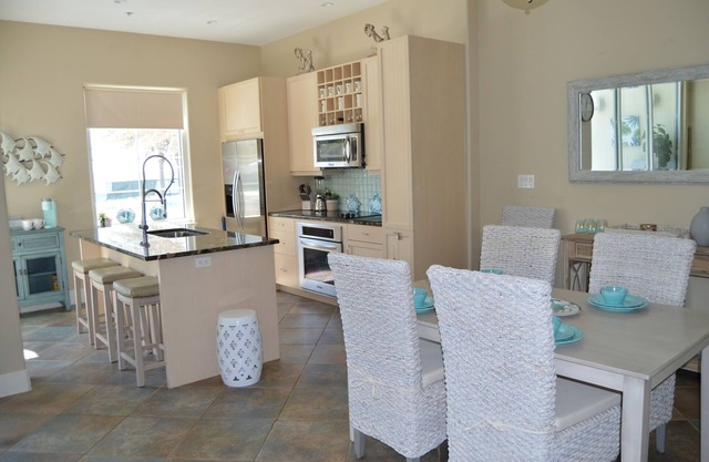 "Diamond Retreat" at Diamond Beach Resort, Beachy 2 bedroom Waterfront Condo