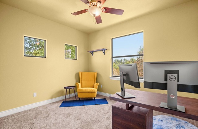 Digital nomads! Private Yard+Fast wifi+2 monitor office in brilliant Austin