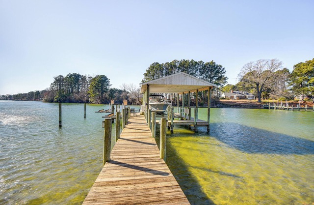 Dine Al Fresco: Reedville Home w/Dock