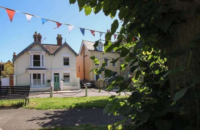 DINHAM COURT, pet friendly, character holiday cottage in Ludlow