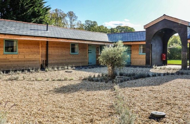 DINO - NO. 8, pet friendly, with a garden in Goring-On-Thames