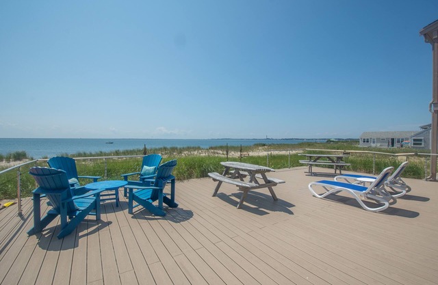 Direct Ocean Front Oasis - SLEEPS 6! VERY SPACIOUS! 25x30 ft EXCLUSIVE USE DECK