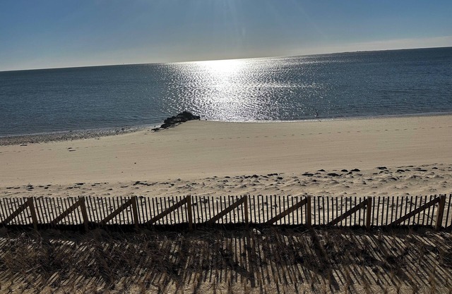 DIRECT OCEANFRONT YEAR ROUND! nPRIVATE BEACH 2bedrm/2bath sleeps 6 park/4 cars
