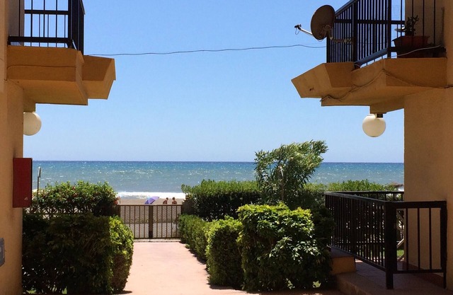 Direct on the beach, sea. Great sea views and garden. Renovated penthouse
