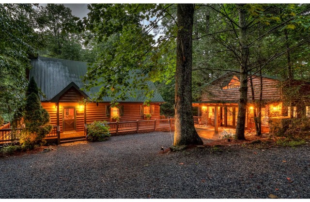 Directly on Big Creek/Hot Tub/Game Room/Outdoor Living Space/Remote/True Cabin