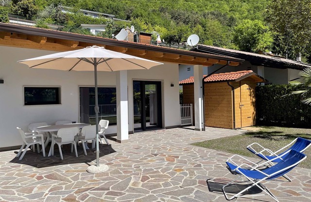 Directly on the lake with garden