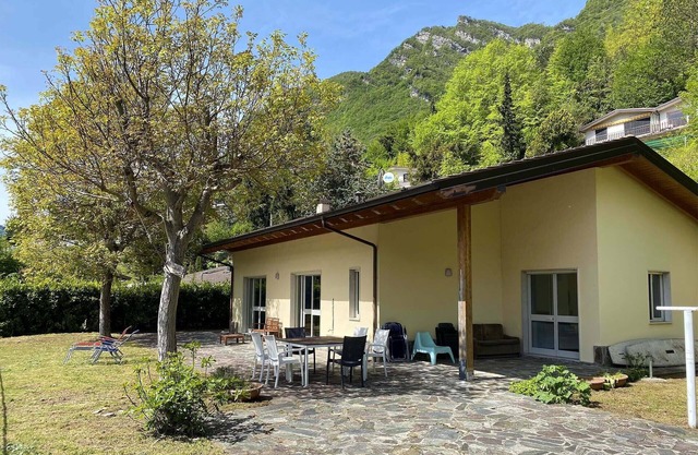 Directly on the lake with garden