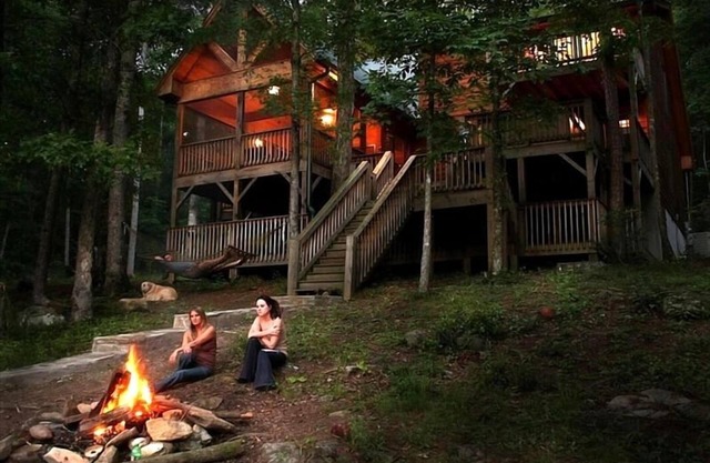 Discount September 28-30! Luxury River House, hot tub, kayaks, fire pit, dogs OK