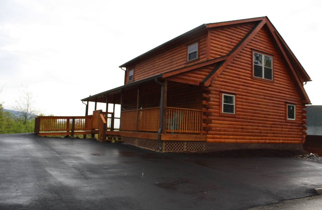 DISCOUNTED RATES! 4 bed - 4 bath Luxury Cabin, Panoramic Views, Theater Room!