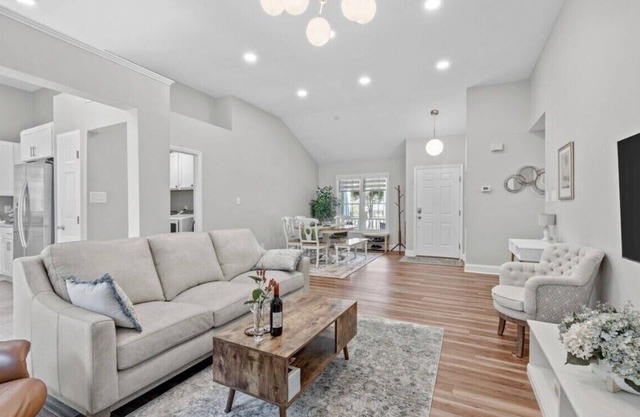 Discover NCSU close by! Cozy Cary retreat awaits.