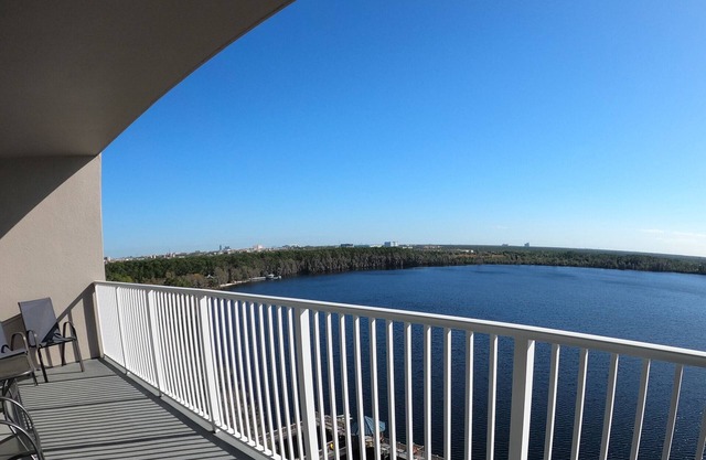 DISNEY area CONDO 2 KING BEDS 2 BUNKS 2 BATHS Large 1350 sq ft Lake View 10th fl
