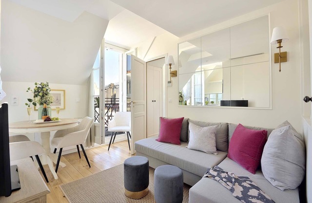 Divine Left Bank Studio, Delightful Balcony in Foodie Heaven