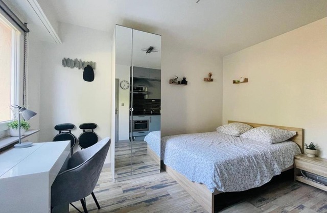 DnN Stylish Studio - WiFi, Parking, Near Basel & Airport - Portable AC, dishwasher, washing machine