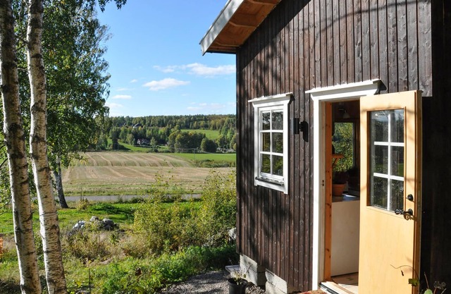 Do you dream of rural tranquility and closeness to nature? Then this family-friendly wooden house wi