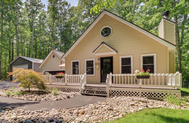 Dock Access + Nearby Beach: Higgins Lake Retreat!