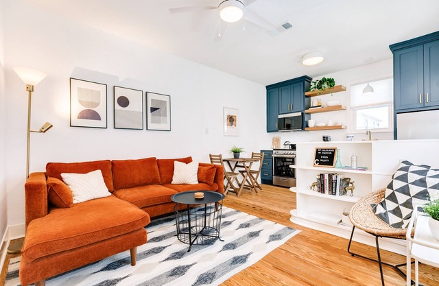 Dog-friendly 2nd-story duplex with shared backyard patio - 1 block from beach