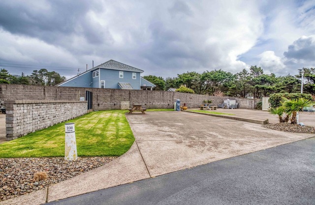 Dog Friendly, Available with 50AMP, 30AMP, Water and Sewer hook up's, WiFi