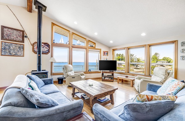 Dog-Friendly Bay View Home w/Nautical Decor - Close to Beach