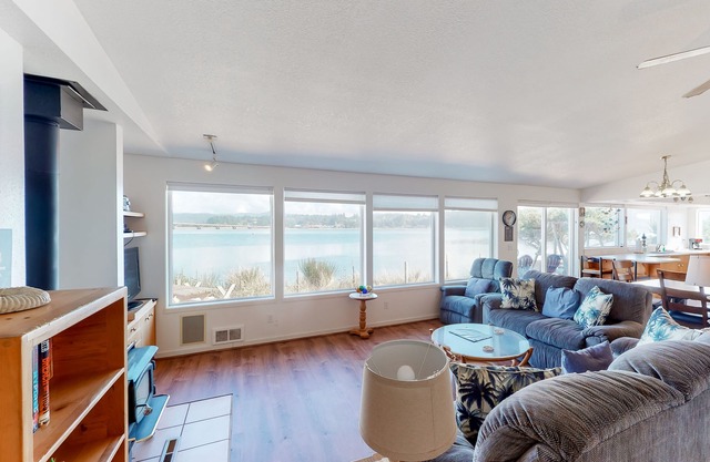Dog-Friendly Bayfront Home with Private Hot Tub, Water & Bridge Views, Free WiFi