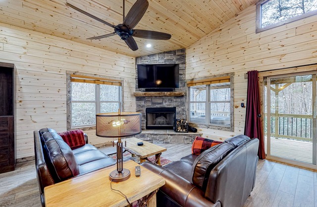 Dog-friendly cabin with private hot tub, WiFi, pool table, and wood fireplace
