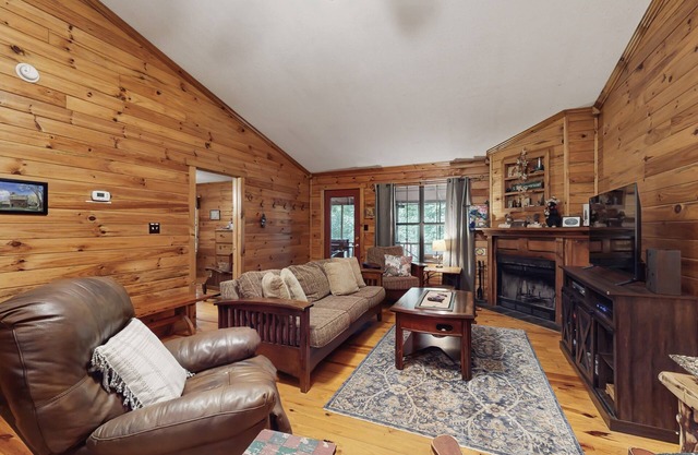 Dog-friendly cabin in the woods w/private hot tub, screened-in deck & BBQ