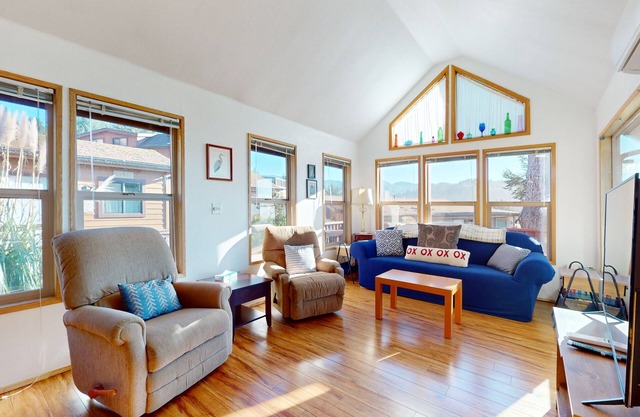 Dog-friendly cabin w/private hot tub, large deck & beautiful ocean mountain view