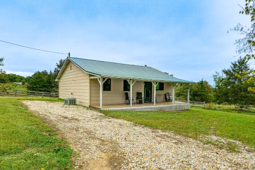 Dog-Friendly Cabin with Yard Near Auxvasse Creek!
