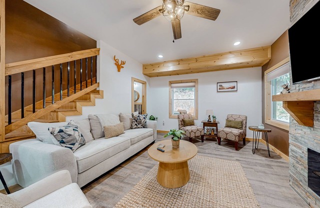Dog-friendly cabin with private hot tub, game room, gym, heated pool, mini golf