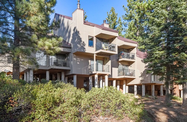 Dog-Friendly Carnelian Woods Lake View Condo