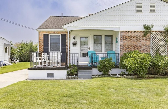 Dog Friendly. Close to Beaches & Shopping, Occupancy 6 Guests