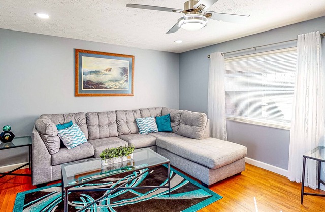 Dog-friendly - Close to Speedway - Enclosed Yard